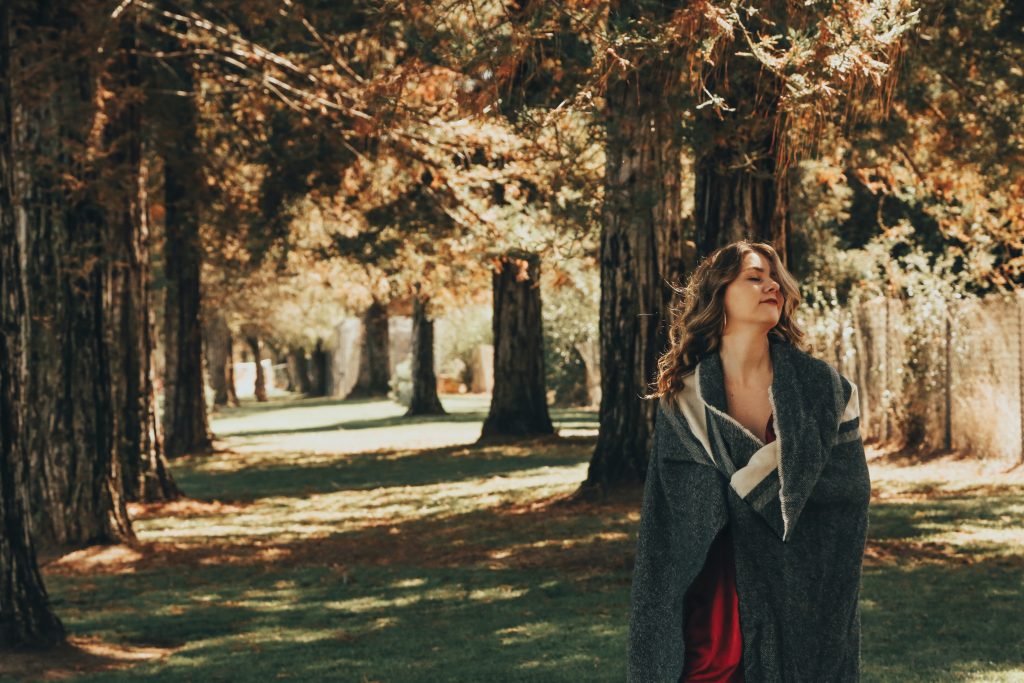 terapia con jo foto de una sesión al aire libre por giorgio trovato en unsplash