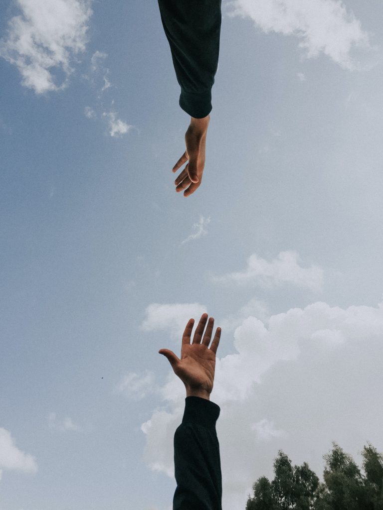 terapia con jo foto de una sesión al aire libre con emociones por youssef naddam en unsplash